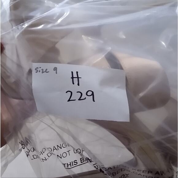 [H229] WILD DIVA Nude Satin Platform Square Toe, Size 9 - Picture 8 of 8